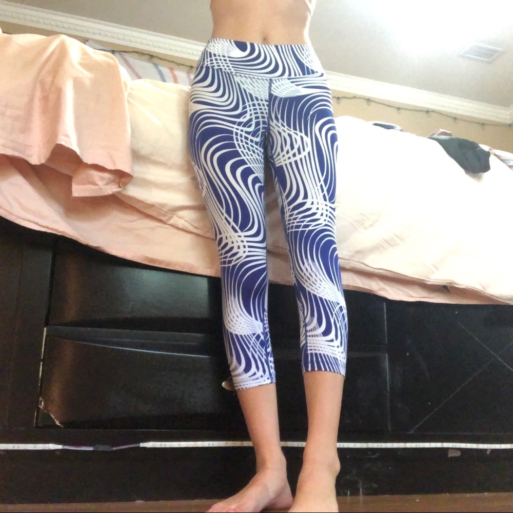 Calvin Klein blue and white patterned leggings 💙
